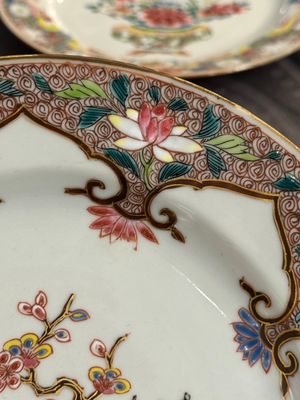 Four Chinese famille rose plates with floral design, Qianlong — foto 4