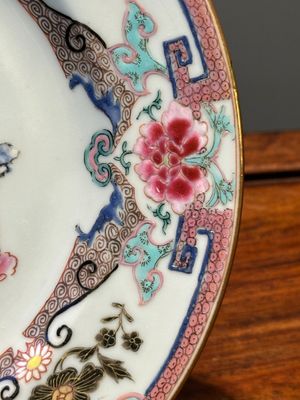 Four Chinese famille rose plates with flowers and animals, Yongzheng/Qianlong — 照片 5
