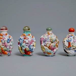 Four Chinese famille rose porcelain relief-decorated snuff bottles, 19th C. — photo 2