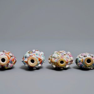 Four Chinese famille rose porcelain relief-decorated snuff bottles, 19th C. — photo 4