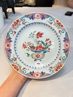 Four Chinese famille rose 'riverscape' plates and five 'flower basket' plates, Qianlong — foto 1