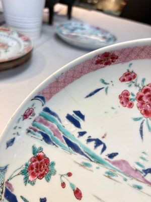 Four Chinese famille rose 'riverscape' plates and five 'flower basket' plates, Qianlong — foto 19
