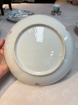Four Chinese famille rose 'riverscape' plates and five 'flower basket' plates, Qianlong — foto 21