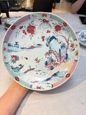 Four Chinese famille rose 'riverscape' plates and five 'flower basket' plates, Qianlong — foto 22