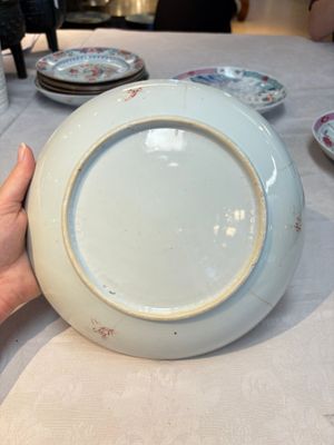 Four Chinese famille rose 'riverscape' plates and five 'flower basket' plates, Qianlong — foto 24