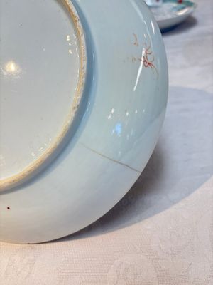 Four Chinese famille rose 'riverscape' plates and five 'flower basket' plates, Qianlong — foto 26