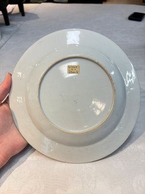 Four Chinese famille rose 'riverscape' plates and five 'flower basket' plates, Qianlong — foto 4
