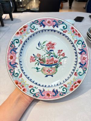 Four Chinese famille rose 'riverscape' plates and five 'flower basket' plates, Qianlong — foto 5