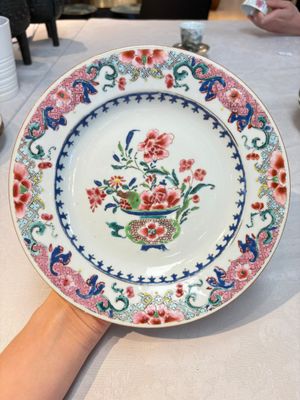 Four Chinese famille rose 'riverscape' plates and five 'flower basket' plates, Qianlong — foto 7