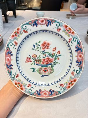 Four Chinese famille rose 'riverscape' plates and five 'flower basket' plates, Qianlong — foto 10