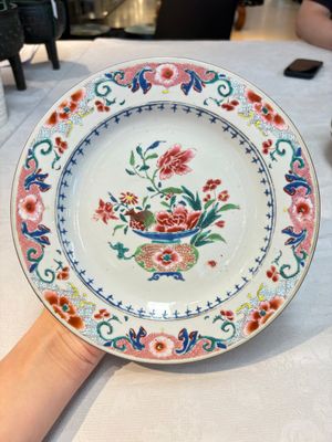 Four Chinese famille rose 'riverscape' plates and five 'flower basket' plates, Qianlong — photo 3