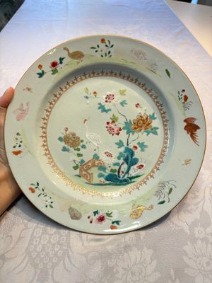 Four Chinese famille rose 'Roosters' plates and a 'Crane' dish, Qianlong — foto 1