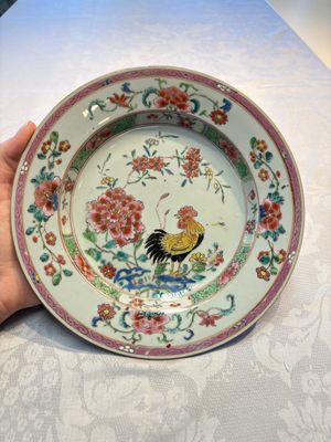 Four Chinese famille rose 'Roosters' plates and a 'Crane' dish, Qianlong — foto 11