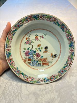 Four Chinese famille rose 'Roosters' plates and a 'Crane' dish, Qianlong — foto 16