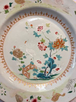 Four Chinese famille rose 'Roosters' plates and a 'Crane' dish, Qianlong — foto 2