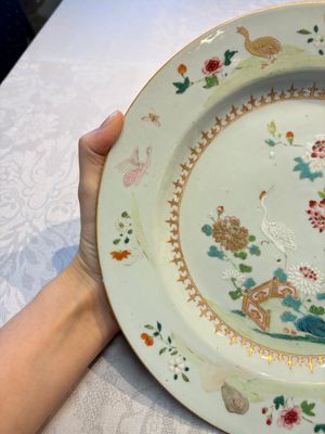 Four Chinese famille rose 'Roosters' plates and a 'Crane' dish, Qianlong — foto 3