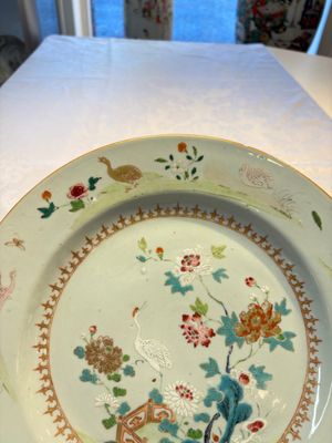 Four Chinese famille rose 'Roosters' plates and a 'Crane' dish, Qianlong — foto 4