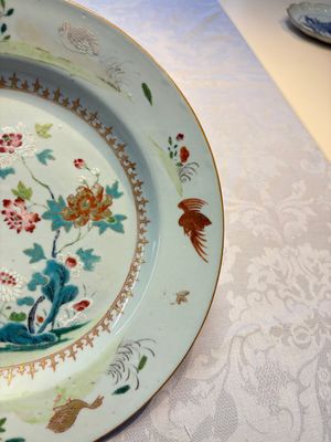 Four Chinese famille rose 'Roosters' plates and a 'Crane' dish, Qianlong — foto 5