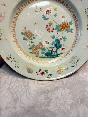Four Chinese famille rose 'Roosters' plates and a 'Crane' dish, Qianlong — foto 6