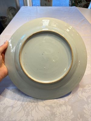 Four Chinese famille rose 'Roosters' plates and a 'Crane' dish, Qianlong — foto 7