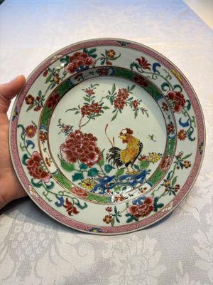 Four Chinese famille rose 'Roosters' plates and a 'Crane' dish, Qianlong — foto 8