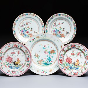 Four Chinese famille rose 'Roosters' plates and a 'Crane' dish, Qianlong — foto 1