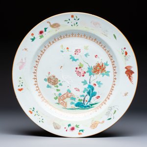 Four Chinese famille rose 'Roosters' plates and a 'Crane' dish, Qianlong — foto 2