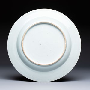 Four Chinese famille rose 'Roosters' plates and a 'Crane' dish, Qianlong — foto 3
