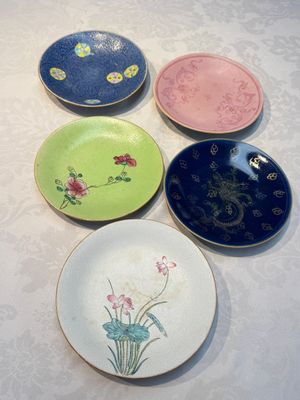 Four Chinese famille rose saucers and a gilt-decorated powder-blue-ground saucer, Qianlong and Jiaqing marks, 18/19th C. — photo 1