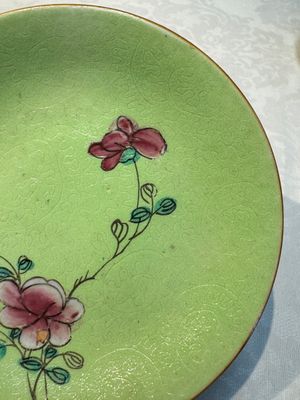 Four Chinese famille rose saucers and a gilt-decorated powder-blue-ground saucer, Qianlong and Jiaqing marks, 18/19th C. — photo 11