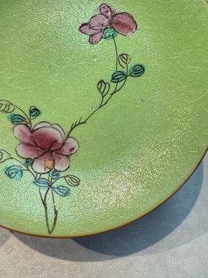 Four Chinese famille rose saucers and a gilt-decorated powder-blue-ground saucer, Qianlong and Jiaqing marks, 18/19th C. — photo 12