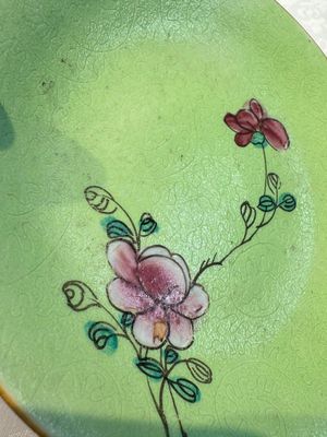 Four Chinese famille rose saucers and a gilt-decorated powder-blue-ground saucer, Qianlong and Jiaqing marks, 18/19th C. — photo 13