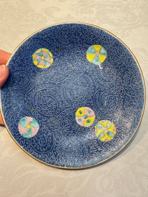 Four Chinese famille rose saucers and a gilt-decorated powder-blue-ground saucer, Qianlong and Jiaqing marks, 18/19th C. — photo 19