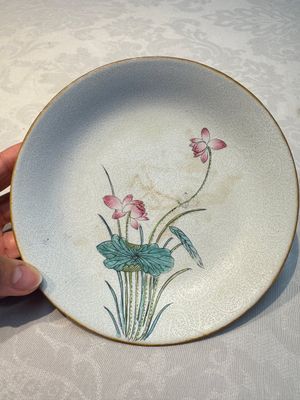 Four Chinese famille rose saucers and a gilt-decorated powder-blue-ground saucer, Qianlong and Jiaqing marks, 18/19th C. — photo 2