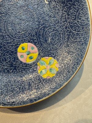 Four Chinese famille rose saucers and a gilt-decorated powder-blue-ground saucer, Qianlong and Jiaqing marks, 18/19th C. — photo 23