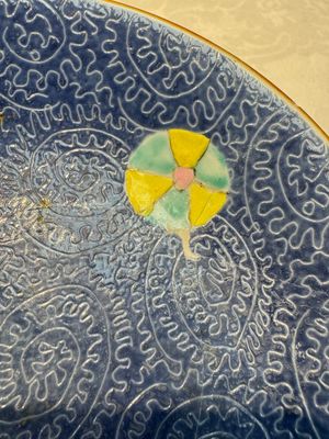 Four Chinese famille rose saucers and a gilt-decorated powder-blue-ground saucer, Qianlong and Jiaqing marks, 18/19th C. — photo 25