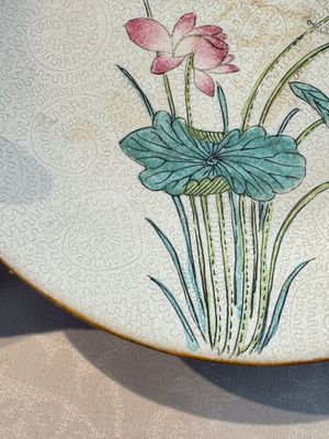 Four Chinese famille rose saucers and a gilt-decorated powder-blue-ground saucer, Qianlong and Jiaqing marks, 18/19th C. — photo 3