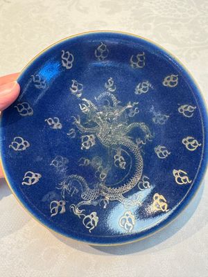 Four Chinese famille rose saucers and a gilt-decorated powder-blue-ground saucer, Qianlong and Jiaqing marks, 18/19th C. — photo 33