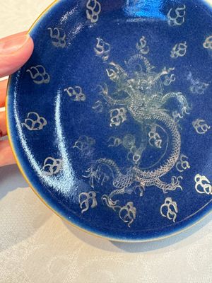 Four Chinese famille rose saucers and a gilt-decorated powder-blue-ground saucer, Qianlong and Jiaqing marks, 18/19th C. — photo 34