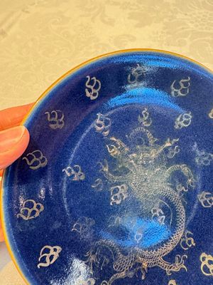 Four Chinese famille rose saucers and a gilt-decorated powder-blue-ground saucer, Qianlong and Jiaqing marks, 18/19th C. — photo 35