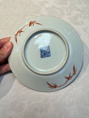 Four Chinese famille rose saucers and a gilt-decorated powder-blue-ground saucer, Qianlong and Jiaqing marks, 18/19th C. — photo 38