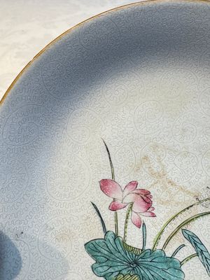 Four Chinese famille rose saucers and a gilt-decorated powder-blue-ground saucer, Qianlong and Jiaqing marks, 18/19th C. — photo 4