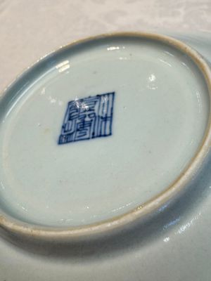 Four Chinese famille rose saucers and a gilt-decorated powder-blue-ground saucer, Qianlong and Jiaqing marks, 18/19th C. — photo 42