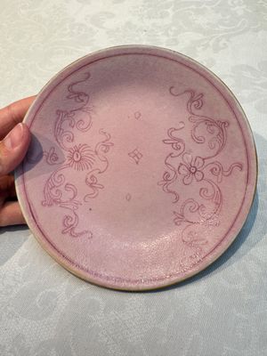 Four Chinese famille rose saucers and a gilt-decorated powder-blue-ground saucer, Qianlong and Jiaqing marks, 18/19th C. — photo 43