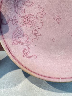 Four Chinese famille rose saucers and a gilt-decorated powder-blue-ground saucer, Qianlong and Jiaqing marks, 18/19th C. — photo 44