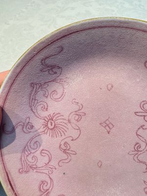 Four Chinese famille rose saucers and a gilt-decorated powder-blue-ground saucer, Qianlong and Jiaqing marks, 18/19th C. — photo 45