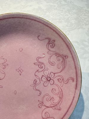 Four Chinese famille rose saucers and a gilt-decorated powder-blue-ground saucer, Qianlong and Jiaqing marks, 18/19th C. — photo 46