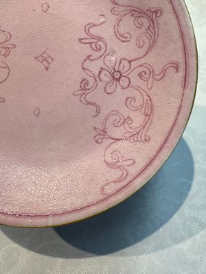 Four Chinese famille rose saucers and a gilt-decorated powder-blue-ground saucer, Qianlong and Jiaqing marks, 18/19th C. — photo 47