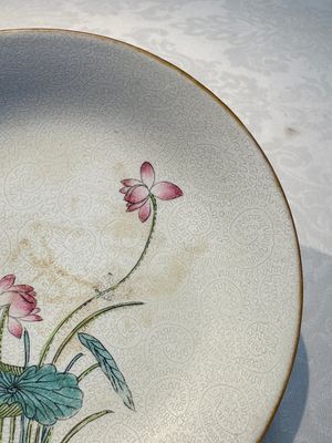 Four Chinese famille rose saucers and a gilt-decorated powder-blue-ground saucer, Qianlong and Jiaqing marks, 18/19th C. — photo 5