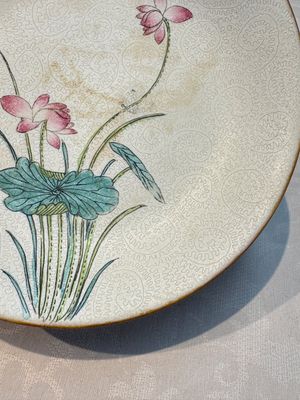 Four Chinese famille rose saucers and a gilt-decorated powder-blue-ground saucer, Qianlong and Jiaqing marks, 18/19th C. — photo 6